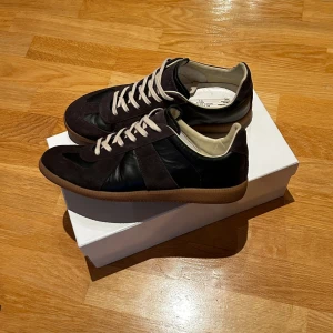 svart bruna gats - Säljer mina svarta bruna Margiela gats som knappt blivit använda. De är riktigt snygga och bekväma, men tyvärr inte riktigt min stil längre. Tveka inte att höra av dig om du har några frågor eller vill ha fler bilder!🤗