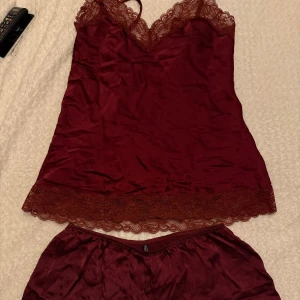 Intimissimi pyjamas  - Super söt vinröd pyjamas från Intimissimi, endast testad men har legat i garderoben ett tag därav lite skrynklig. Storlek S 
