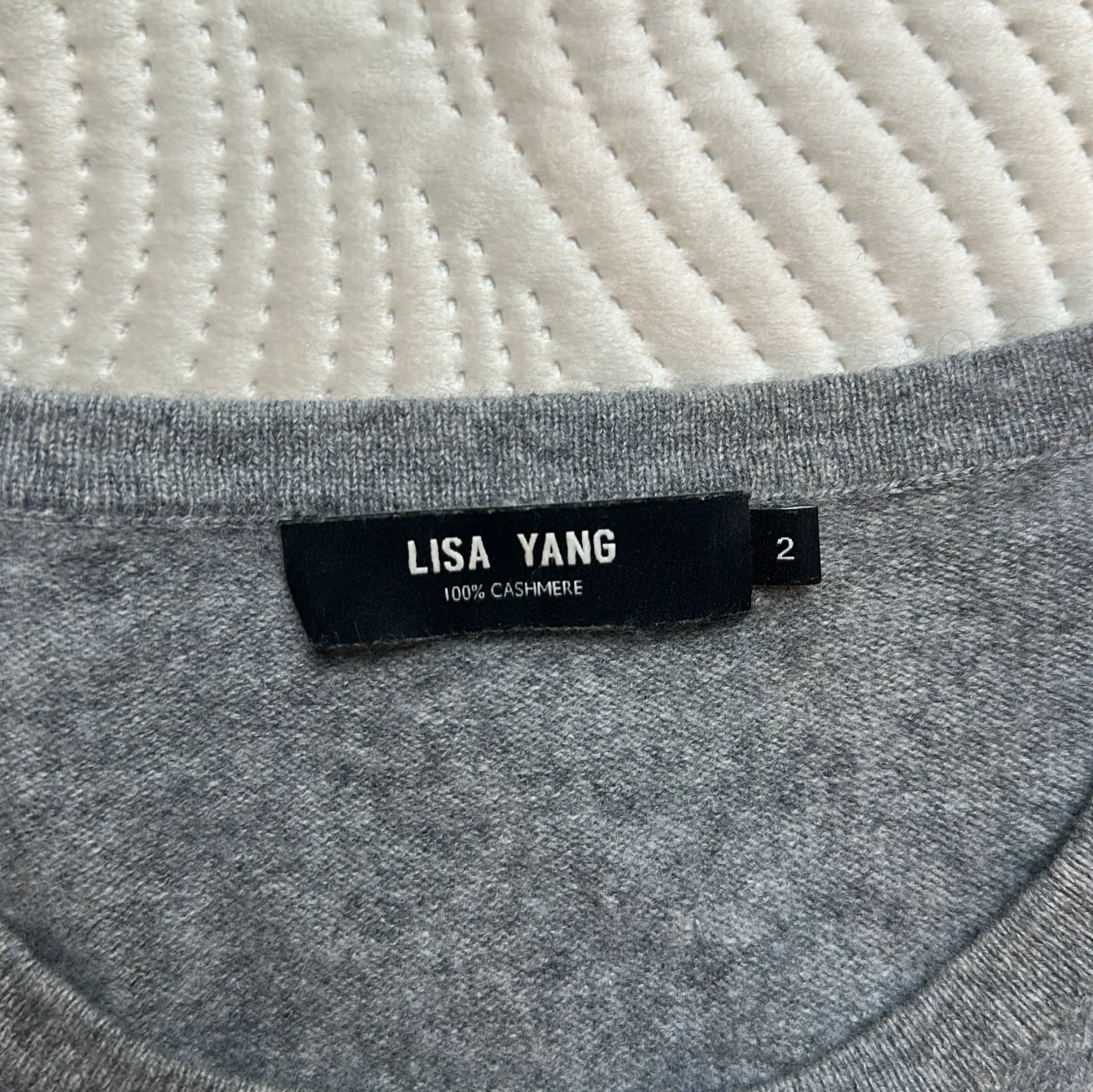 Grå kashmirtröja med volang från Lisa Yang - 2