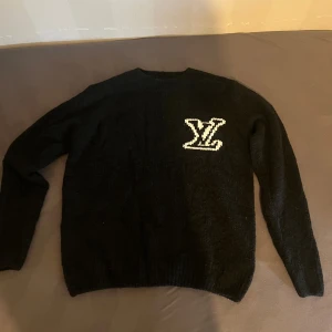 LV stickad tröja - Helt ny och passar även folk som har storlek L