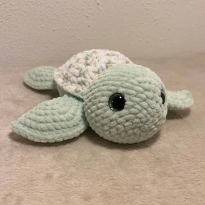 En virkad sköldpadda! - En mjuk och gullig sköldpadda som jag har virkat själv. Den är stoppad med fyllnadsvadd, och har glittriga Säkerhetsögon!