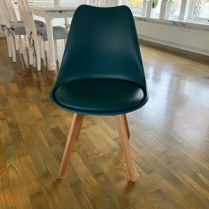 Superfina stolar - Sex stolar i mycket bra skick som passar både till vardags som till fest. Leverans enligt överenskommelse.