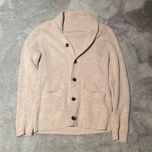 Biege Cardigan - En biege cardigen som köptes på vinted. I princip aldrig använd därför jag säljer den. Väl omhändertagen och mycket stilren. Kan gå ner i pris vid snabb affär!