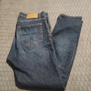 Tiger of Sweden Jeans Herr - Säljer nu mina skit feta Tiger of Sweden jeans!         ✅Storlek 31/32, men sitter som 30/32📏.                  ✅Unik mörkblå tvätt, med skön regular/slim fit passform                                                                               ✅Otroligt bra skick, och sällsynt färg!                          ✅Skickas alltid inom 24h!👀⏱️