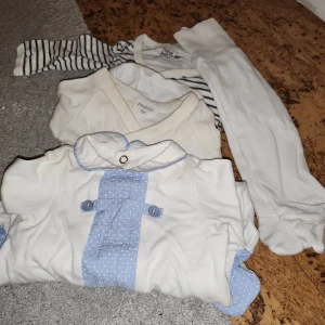 Två mjuka babybyxor i ljusa färger - Säljer två par babybyxor, ett par ljusblå med snörning i midjan och ett par ljusgröna med bred mudd. Båda är tillverkade i mjuk bomull och har bekväm passform för de minsta. Perfekta för chill dagar hemma.