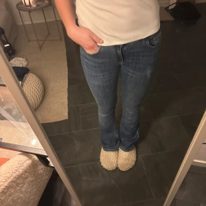 Blå bootcut jeans från Mohito - Low waist och så snygga! 