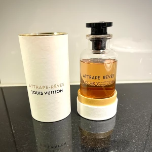 Attrape Rêves Louis Vuitton parfym - Lyxig kvinnlig parfym från Louis Vuitton med toner av pioner, patchouli hjärta, kakoupulver och litchi. 100 ml men uppskattar att det är ca 90 ml kvar. 