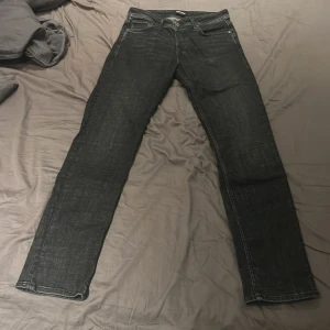 Svarta jeansbyxor storlek 29/32 - Säljer ett par svarta jeansbyxor i klassisk straight fit med fem fickor och snygga kontrastsömmar. Byxorna har normal passform och är tillverkade i slitstarkt jeanstyg. Perfekt för dig som gillar enkel och stilren look. Ny pris 1200 mitt 350