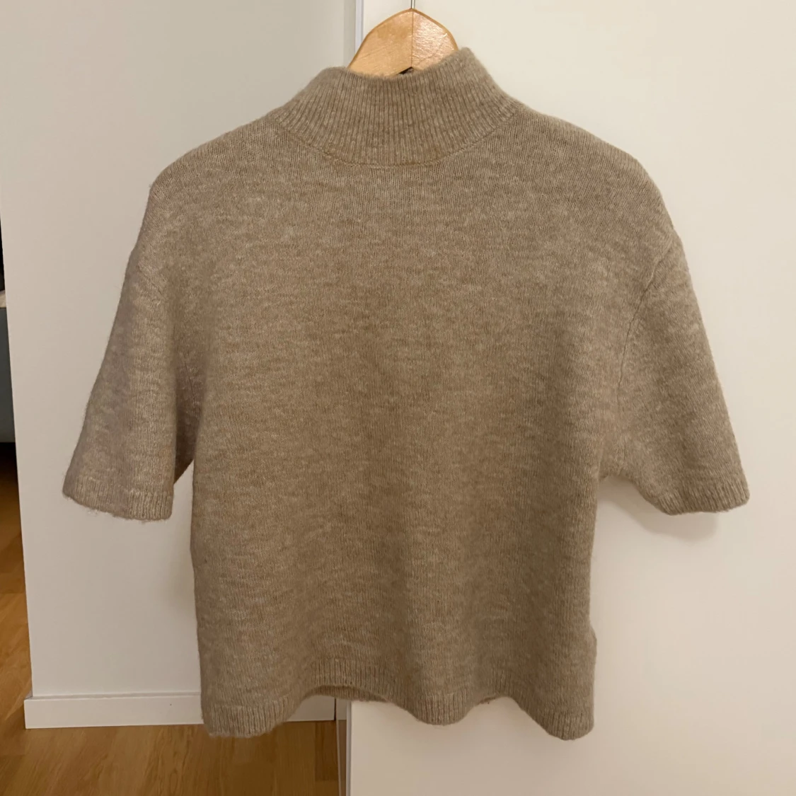Beige stickad polotröja kort ärm - 1