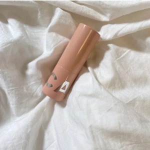 Caia läppstift  - säljer caia läppstift i färgen showstopper , inte andvänd om ni tror de kan ni bara torka av med lite papper! 💞🫧