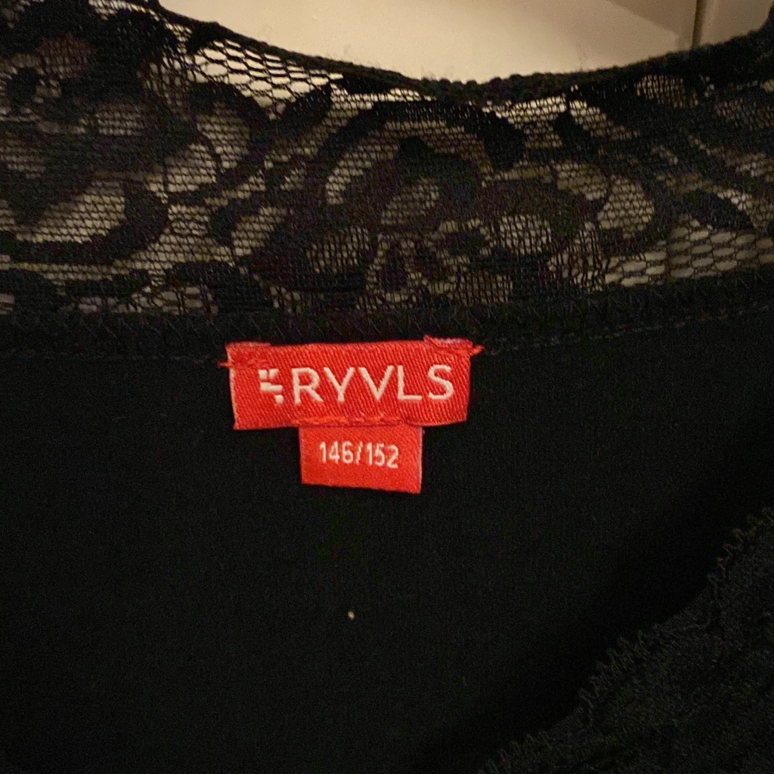 Svart långärmad topp med spets från RYVLS - 2