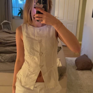 Kostymväst Gina Tricot  - ”kostymväst” i Linne tyg från Gina Tricot. Köpt i somras men aldrig använd