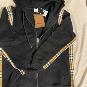 Burberry zip  Hoodie - Säljer en helt ny burberry zip hoodie 