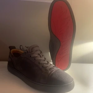 Loubs skor - Stilrena gråa loubs i riktigt bra skick🌟 Dom är i storlek 42-43. Dom har en snygg grå färg som matchar in i alla outfits. Säljer pga dom börjar bli för små. Priset är inte helt hugget i sten🪨 Bara höra av er vid intresse🙌🤩