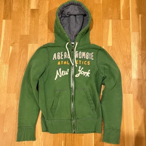 Abercrombie & Fitch Zip-Up Hoodie - Galet snygg vintage A&F hoodie med en sjukt bra passform och i mycket gott skick. Hör gärna av er vid ytterligare frågor!