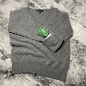 GANT  - GANT V ringad tröja👚 Storlek: 146-152📏  Skick: 9/10♻️   Pris: 175kr💵   Färg: Grå Frakt: Fraktas samma dag, anländer till ditt hus inom 3-4 dagar🚚   Tveka inte att skriva vid minsta fråga!💭