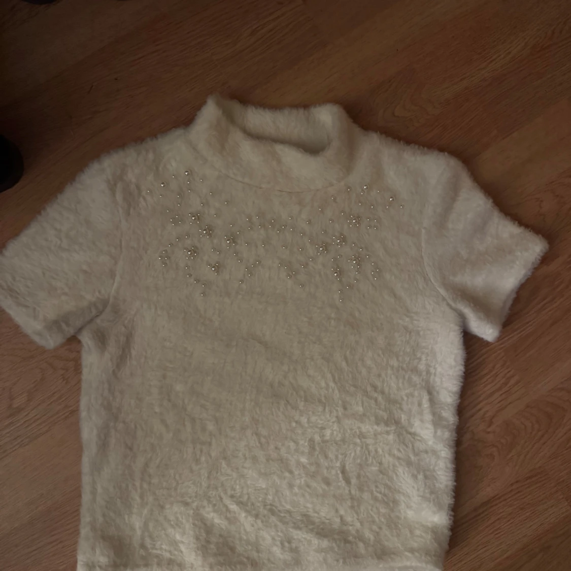 Vit fluffig tröja med pärlor från Zara - 2