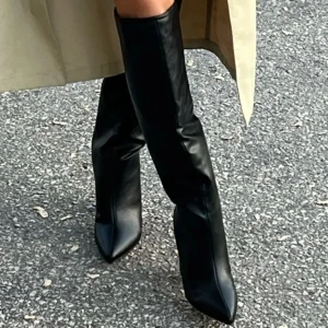 Boots med klack - Säljer dessa supersnygga boots med klack från Nelly, då jag inte riktigt får någon användning av dem! 🖤