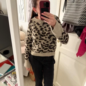 Stickad tröja  - Säljer en beige stickad tröja från H&M med brunt leopardmönster. Tröjan har rund hals, långa ärmar och ribbade muddar. Jag köpte tröjan på Vinted men har aldrig använt sedan köp, därför säljer jag den! Bra skick☺️💕
