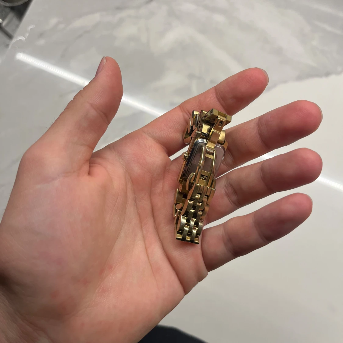 Guldig rektangulär klocka från Mockberg - 2