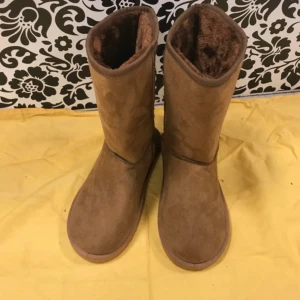 Bruna UGG liknande boots  - Klassiska UGGs liknande boots / Varmfodrade vinterstövlar med mjukt pälsfoder på insidan. Skorna har rund tå, platt sula och är perfekta för kalla dagar. Supermysiga och tidlösa boots!
