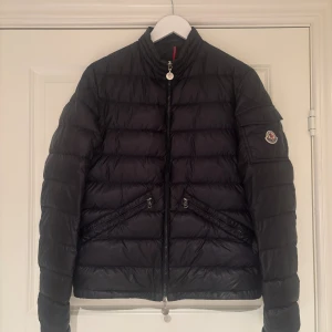 Moncler Agay Jacka - Säljer denna svarta Moncler Agay jackan i super skick! | Storlek 2 (S/M) | osäker på äktheten därav priset men han jag köpte den av på Plick sa att den var äkta! | Pris är diskuterbart! |