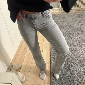 Ljusgrå raka jeans - Snygga ljusgrå jeans med en rak modell. Jeansen är low waist med en super snygg passform. 