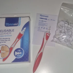 Mermaid Reusable Ear Cleaner - Mermaid Reusable Cleaner är ett återanvändbart verktyg för borttagning av öronvax. Den har en mjuk, flexibel och spiralformad silikonspets som är utformad för att försiktigt fånga upp och ta bort öronvax. Produkten är oanvänd men förpackningen är lite trasig, se sista bild. Enkel att använda och rengöra. Levereras komplett med originaltillbehör