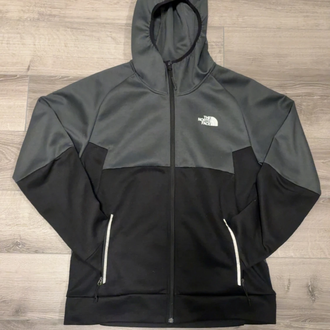 Svart och grå hoodie från The North Face