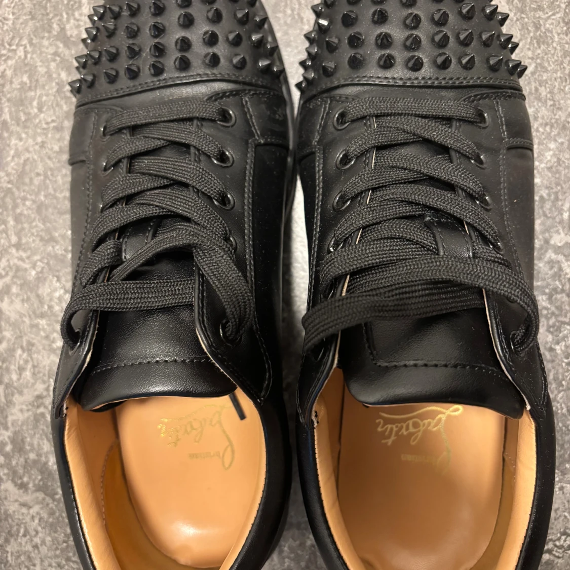 Christian Louboutin svarta sneakers med nitar - 1