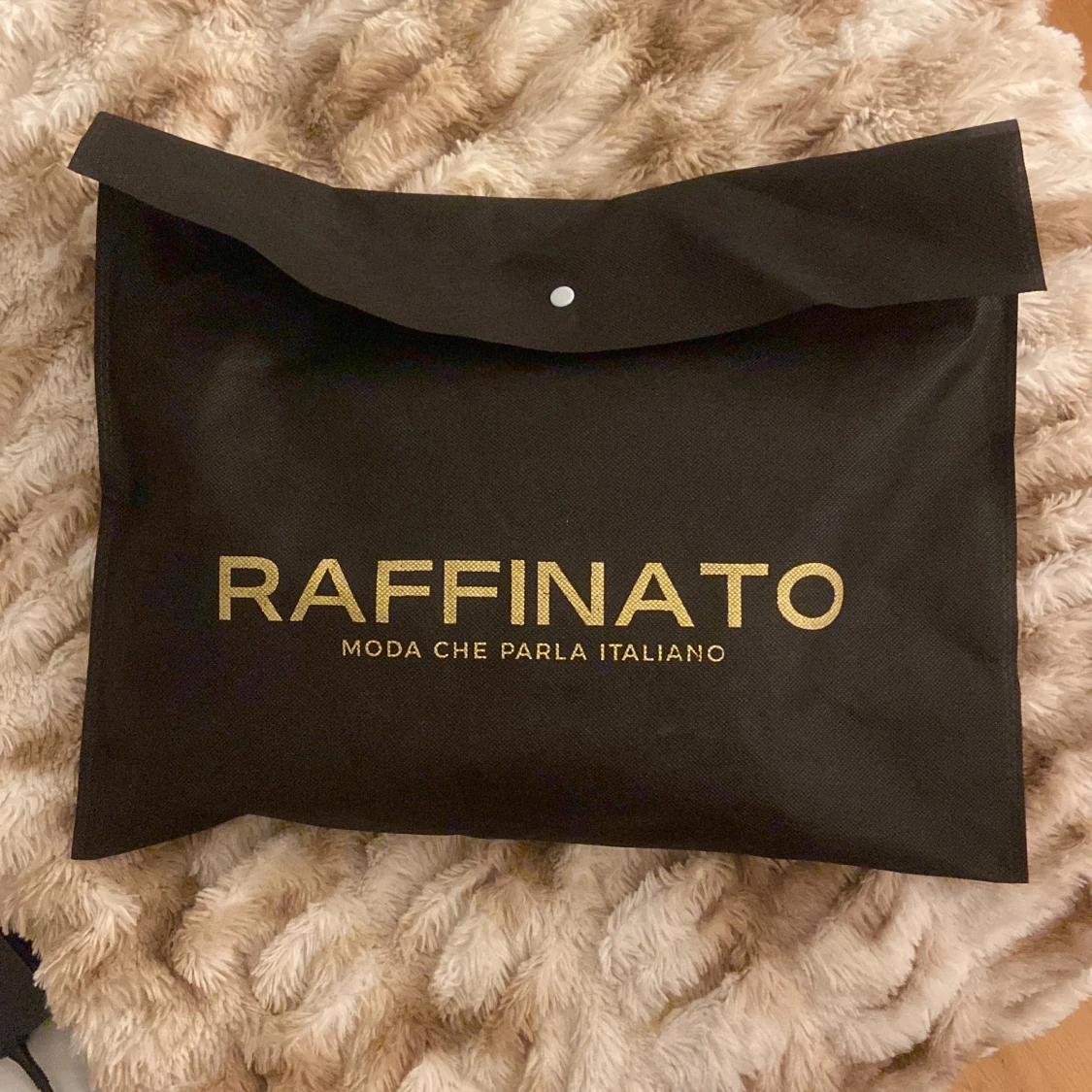 Svart clutch väska från Raffinato - 2