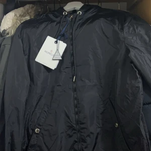 Moncler windbreaker  - Hej säljer denna vindjackan pga den inte passar. Storleken är S-1. Har aldrig använt den fick in den nyss. NFC Scan finns.