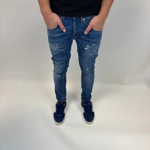 Dondup Jeans George  - Dondup Jeans George! Trendigaste jeansen på marknaden.  Skick= 9,5/10 Ny pris= 4000 kr Säljs för= 899 kr (Modellen har original slitningar från fabrik vilket är väldigt eftertraktat och populärt) 