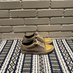 Lanvin skor - Snygga sneakers från Lanvin med beige mocka på sidorna och glans framtil. Fint skick på skorna. 