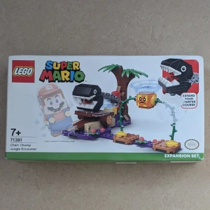 LEGO Super Mario Chain Chomp Jungle Encounter 71381 - LEGO Super Mario Chain Chomp Jungle Encounter 71381 är ett expansionsset för Super Mario-serien. Lådan är i fint skick och passar barn från 7 år. Perfekt för att utöka ditt Mario-äventyr med roliga figurer och interaktiva delar. LEGO Mario-figuren ingår ej.