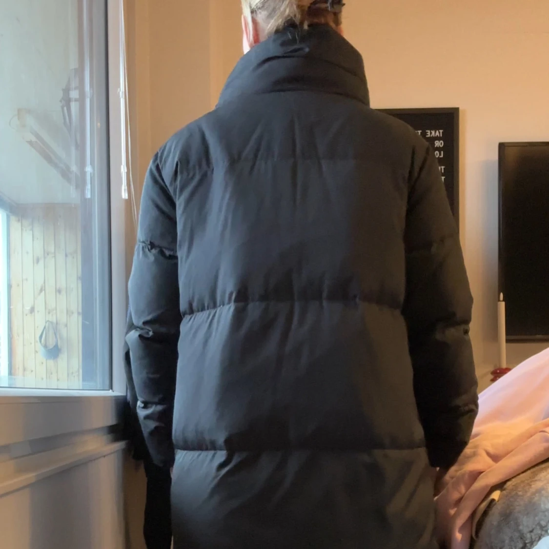 Svart lång pufferjacka med hög krage - 1