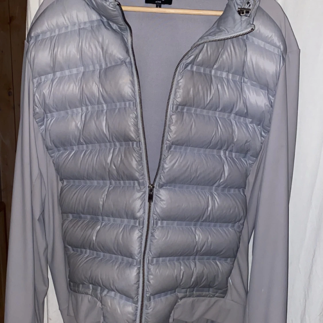 Grå pufferjacka från ARNE Active