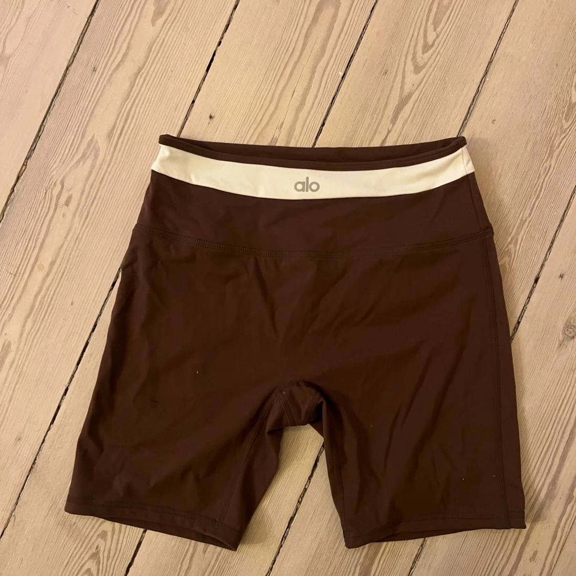 Bruna höga träningsshorts från Alo - 1