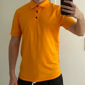 Piké Orange - Orange piké. Storlek S.