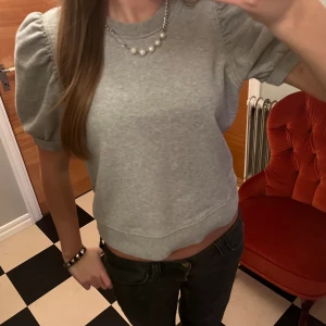 Other stories tröja - Säljer en ljusgrå croppad tröja med puffiga kortärmar och rund hals. Från other stories nästan oanvänd ❤️