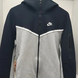 Nike Tech Fleece - Mitt ex lämnade sin Nike Tech Fleece här. Jag lämnar den vidare, precis som jag lämnade honom 🥰  Stl M men passar även L.  Nypris 1400 kr