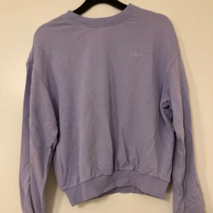 sweatshirt  - Superfin ljuslila sweatshirt från h&m i stork S med broderad text 'love' på bröstet. 