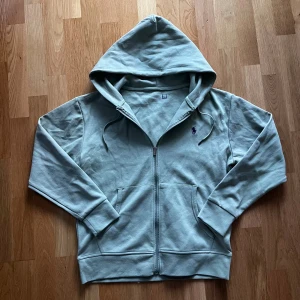 Grönblå hoodie från Polo Ralph Lauren - Säljer en grönblå Polo Ralph Lauren qr zip🙌🏻| Storlek M | Skick 10/10🔥| Skriv vid minsta fundering 💭 