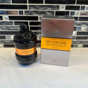 Spicebomb Extreme EdP 90ml - Spicebomb Extreme från Viktor & Rolf är en Eau de Parfum på 90ml. Ingredienser inkluderar alkohol, parfym, vatten, limonene, linalool, citral och geraniol. Tillverkad i Frankrike. Perfekt för dig som vill sticka ut med stil.