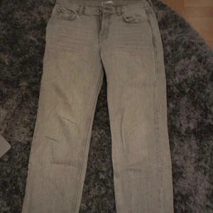 Grå jeans från g perfect jeans, stl 38 - Snygga grå jeans från g perfect jeans i klassisk femficksmodell. Byxorna har raka ben, normal passform och är tillverkade i jeanstyg. Perfekta för dig som gillar en enkel och stilren look.