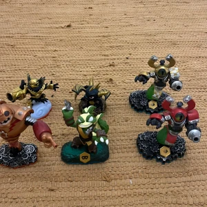 Skylanders figurer - Säljer ett set med Skylanders figurer i fint skick. Inkluderar flera olika karaktärer med unika färger och detaljer, perfekta för samlare eller spelare. Inga synliga skador eller slitage, färgerna är klara och figurerna står stadigt.