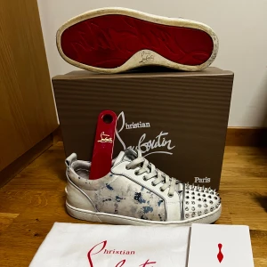 Christian Louboutin skor - Säljer dessa feta unika skor från Christian Louboutin som har använts i någon månad, har hållt i perfekt skick men tvättar såklart vid köp🤩 Storlek 43 som man ser på sista bilden. Ifall nu undrar över något svarar jag gärna🤗
