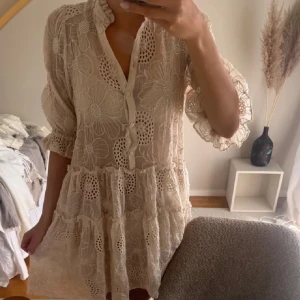 Klänning Bruuns Bazaar - Klänning från Bruuns Bazaar med hålbroderi 🌸