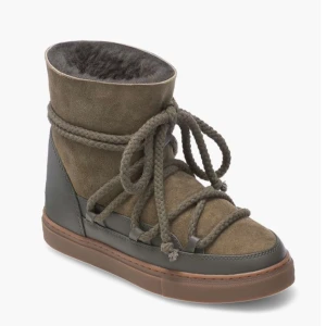 Gröna Inuikii - Säljer ett par gröna inuikiis med grov snörning och platt brun sula. Skorna har en kombination av mocka och skinn på ovandelen samt mjukt foder på insidan💕Bara använda ett 3-4 gånger nyskick, nypris 3000