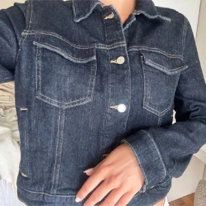 Mörblå jeansjacka  - Säljer jeansjacka som kan bäras som topp 🥹Köpt för 700